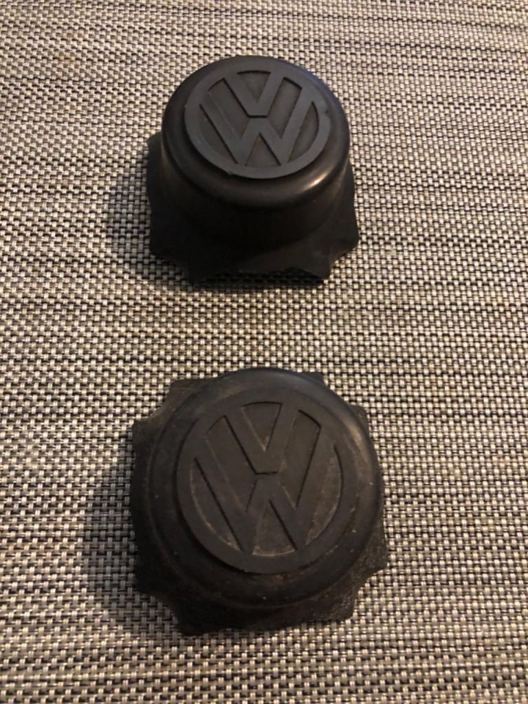 Capuchon centre de roues Volkswagen Golf 1 polo 1 LesAnciennes.com