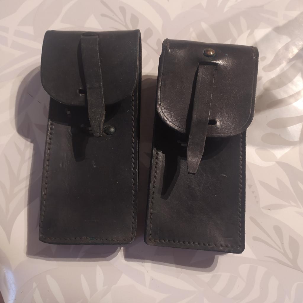 Paire de petits etuis cuir LesAnciennes.com