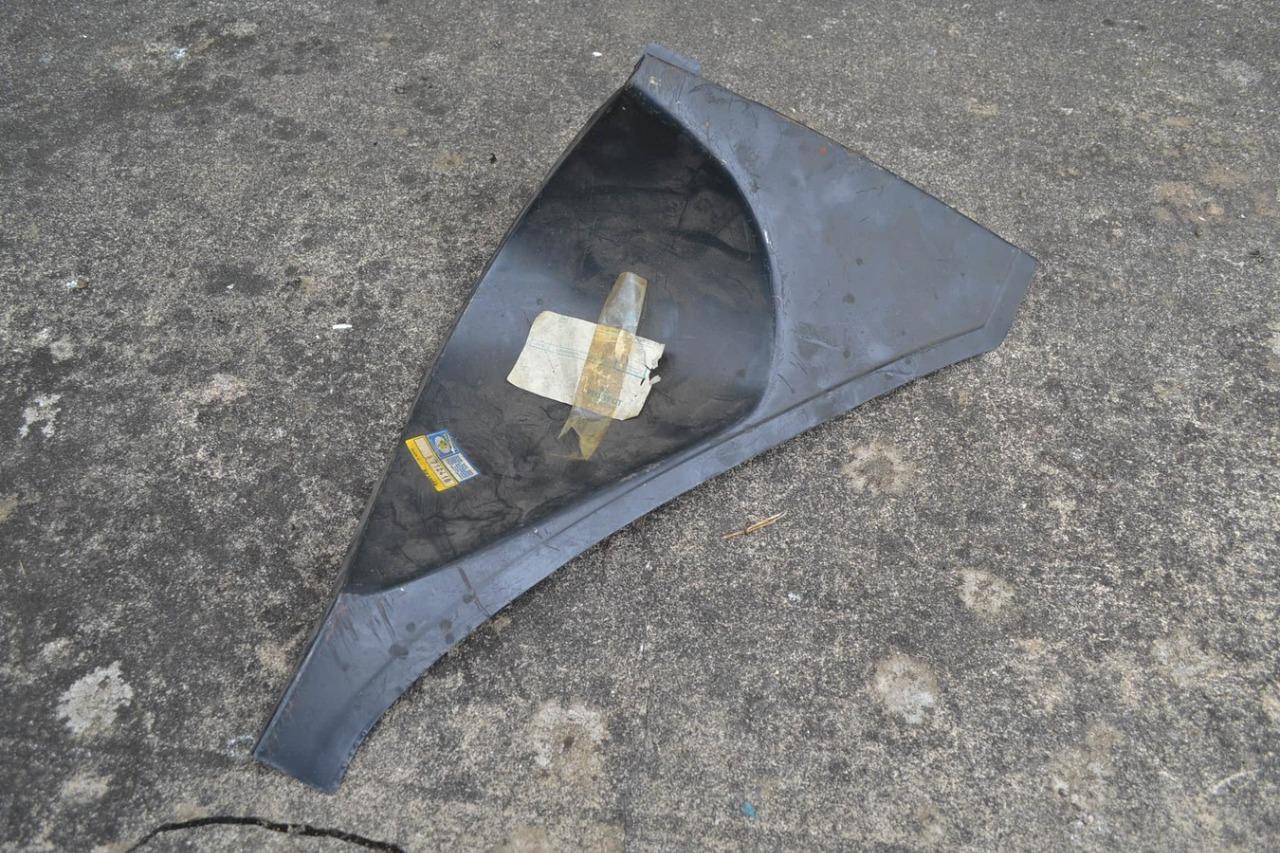 Doublure phare aile AV DTE PEUGEOT 504, neuve LesAnciennes.com