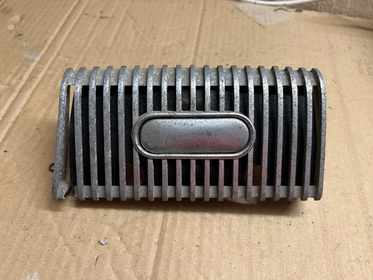 Grille de tableau de bord + cendrier Morris Minor LesAnciennes.com