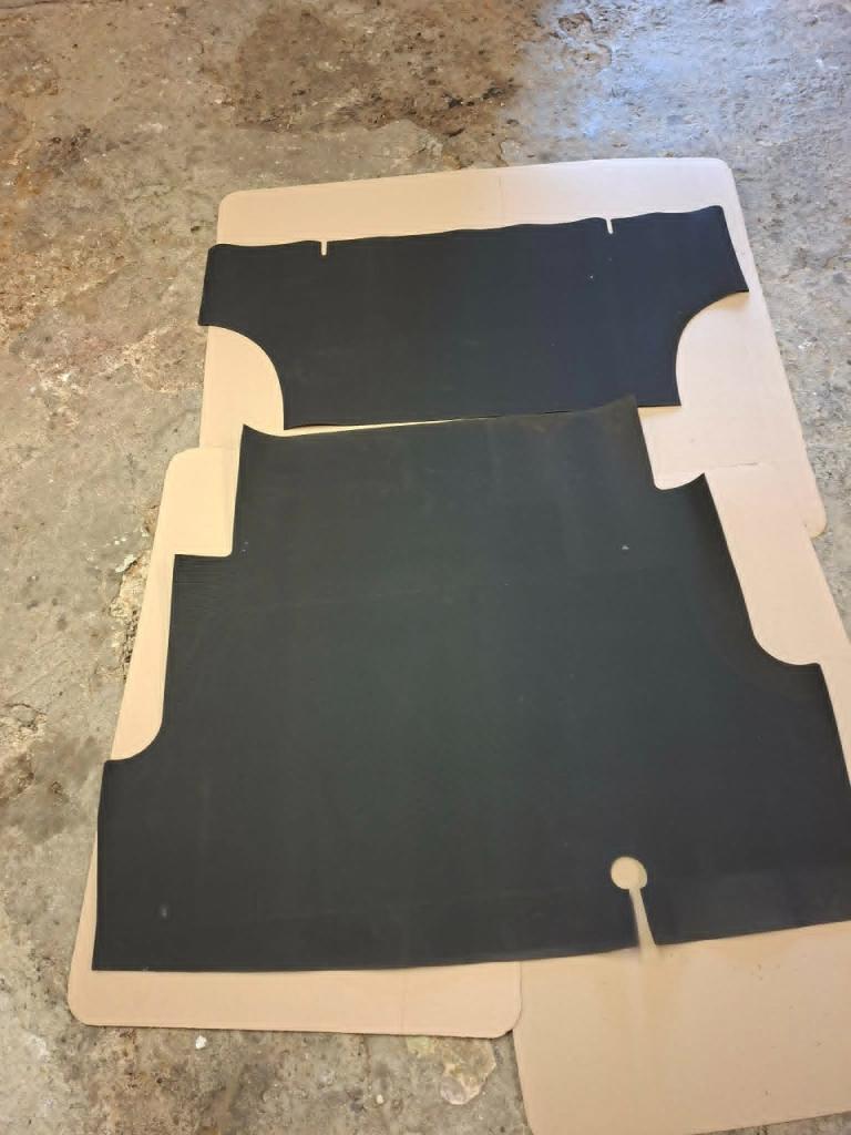 Tapis de coffre et de banquette arrière LesAnciennes.com