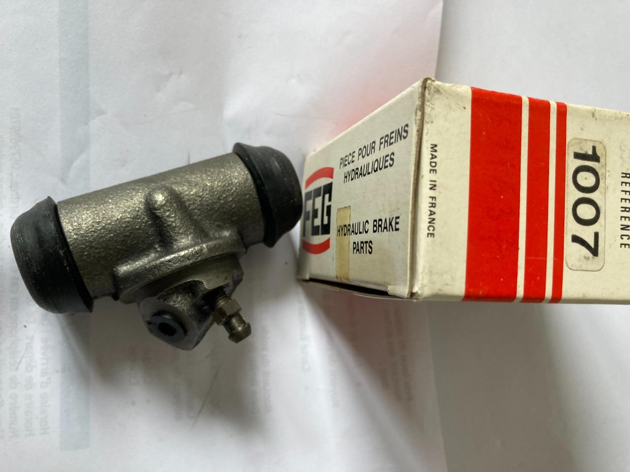 Cylindre de roue avant Droit RENAULT 4LR5 R6 LesAnciennes.com