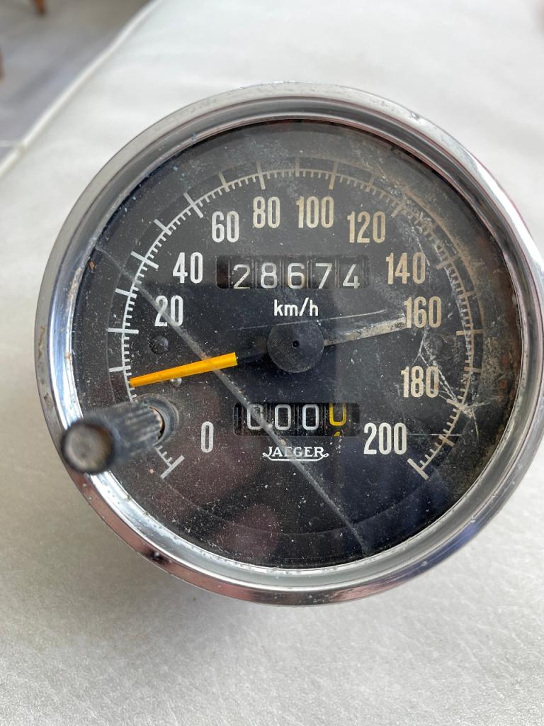 Compteur kilométrique Jeager pour RENAULT 8 (R8) LesAnciennes.com