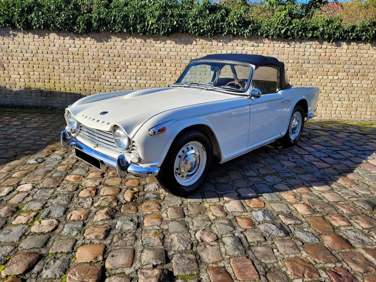 TRIUMPH TR4A - 1965 LesAnciennes.com