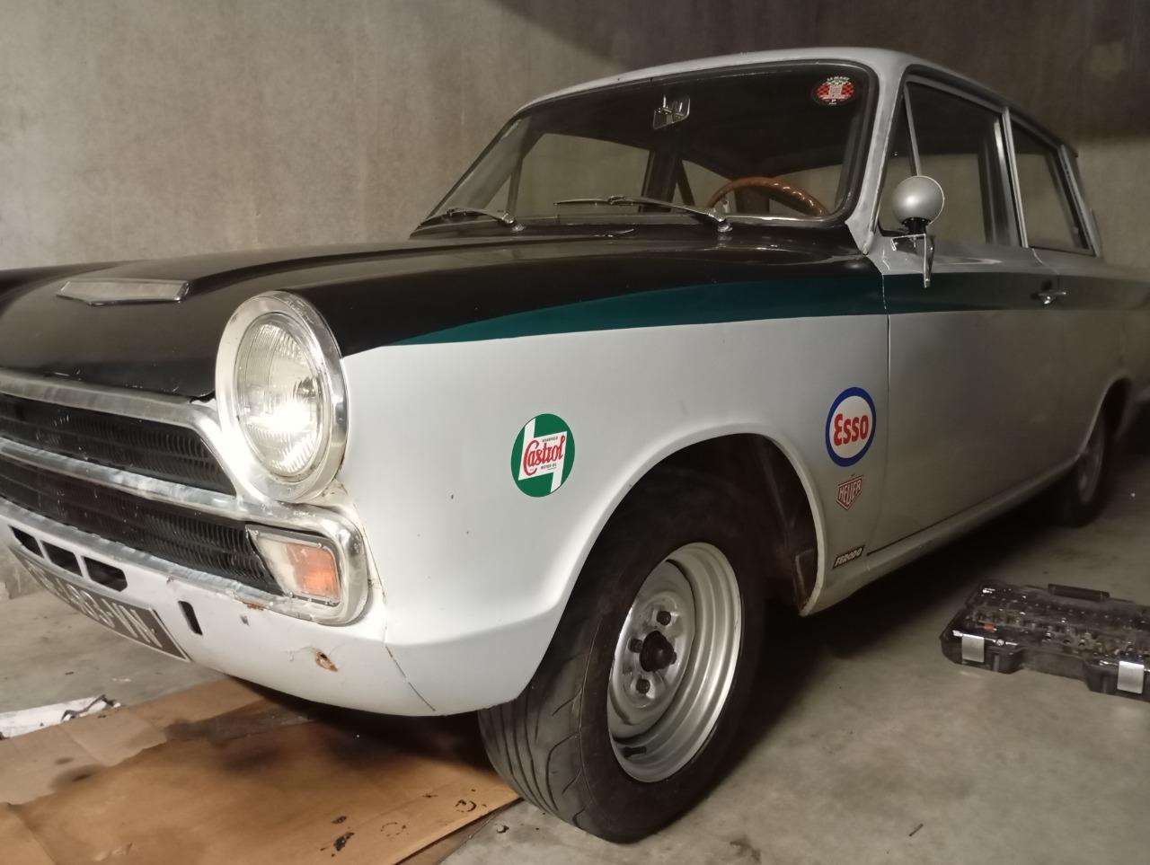 FORD Cortina Coupé - 1965 LesAnciennes.com