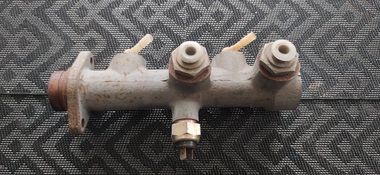 Maître cylindre double circuit PEUGEOT J7 LesAnciennes.com