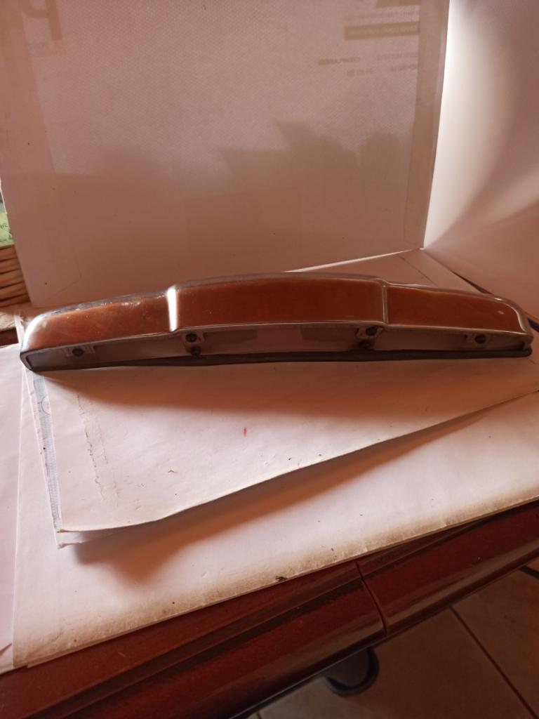 Eclaireur de plaque arrière de PEUGEOT 403 Berline LesAnciennes.com