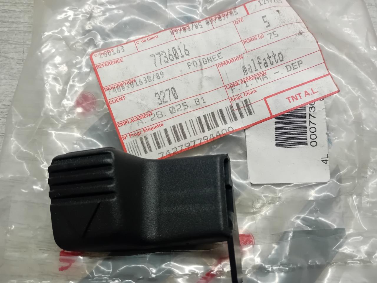 7736016 POIGNEE DE PORTE AVANT GAUCHE FIAT UNO 146 LesAnciennes.com