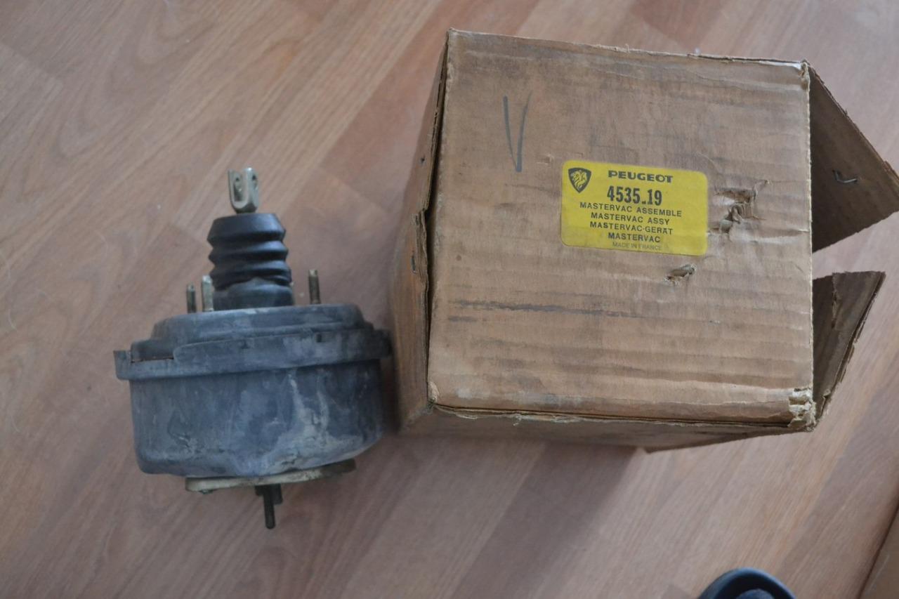 Mastervac PEUGEOT 204 304 LesAnciennes.com