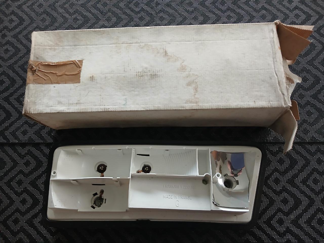 Socle feu arrière gauche SIMCA 1100 série 2 LesAnciennes.com