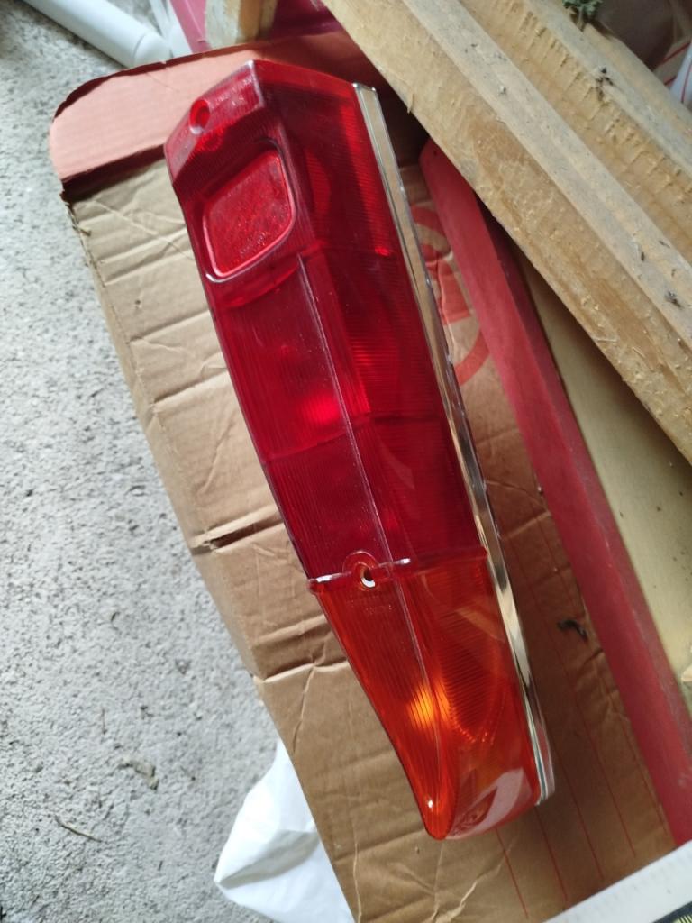 Feux arrière PEUGEOT 404 Commerciale et familiale LesAnciennes.com