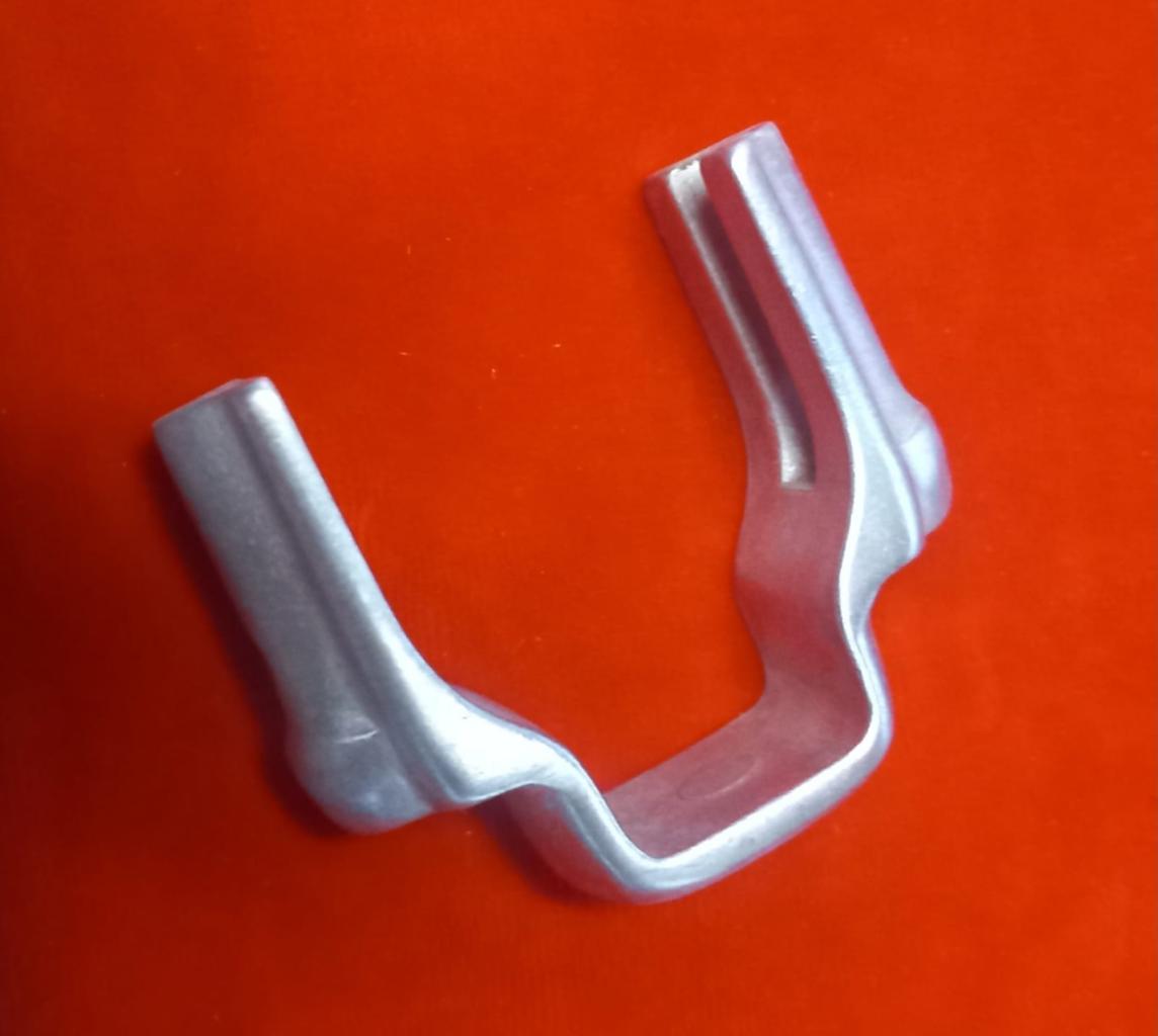 FIAT 1100 103 support en aluminium fixation LesAnciennes.com