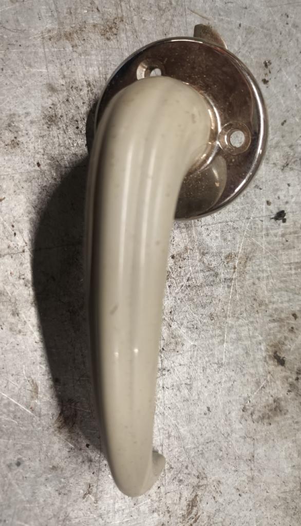 Pièces RENAULT Dauphine poignée porte LesAnciennes.com