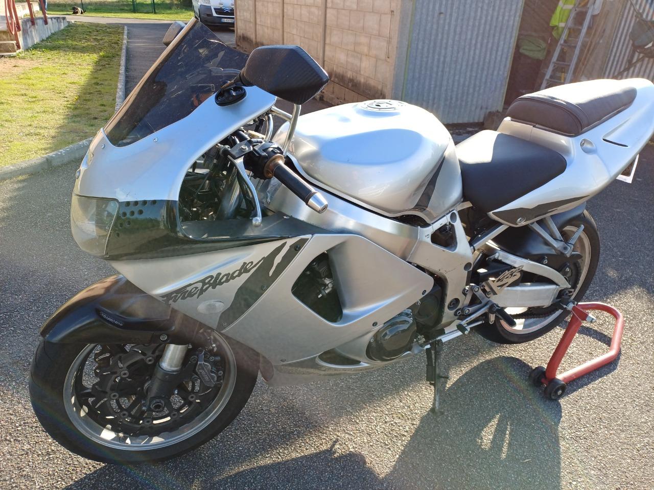 HONDA CBR 900 RR Fireblade - 1988 LesAnciennes.com