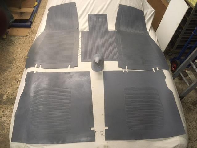 Jeu tapis coutchouc gris neuf VOLVO PV544 LesAnciennes.com