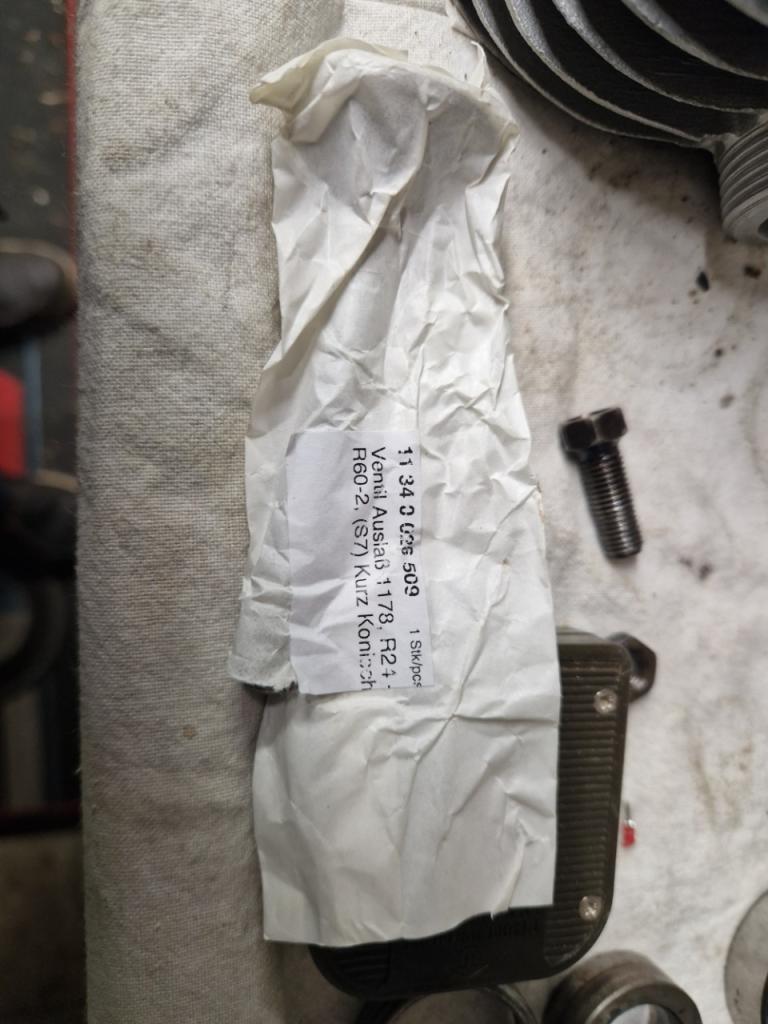 Soupapes echappement BMW R50 R24 a R60/2 LesAnciennes.com