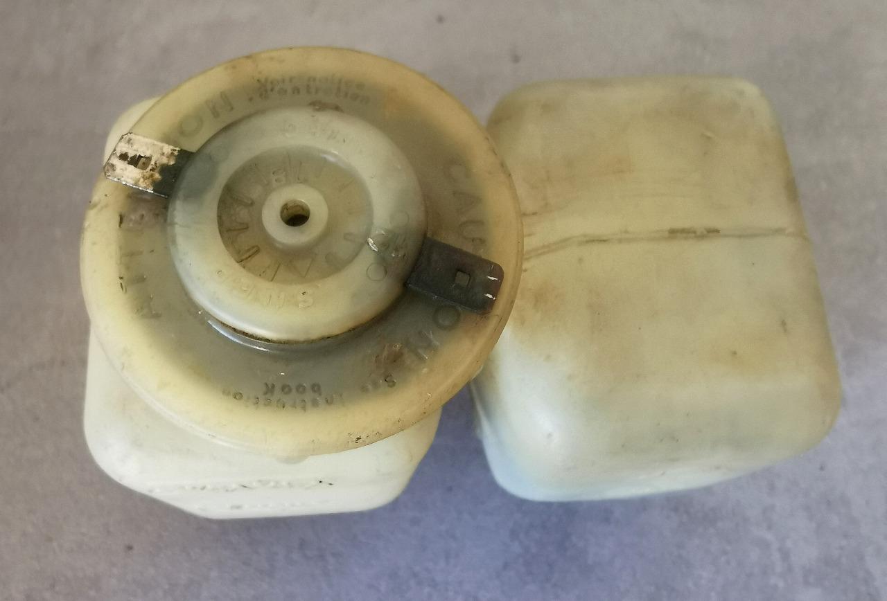 Bocal de liquide de frein CITROEN 2CVet dérivés LesAnciennes.com