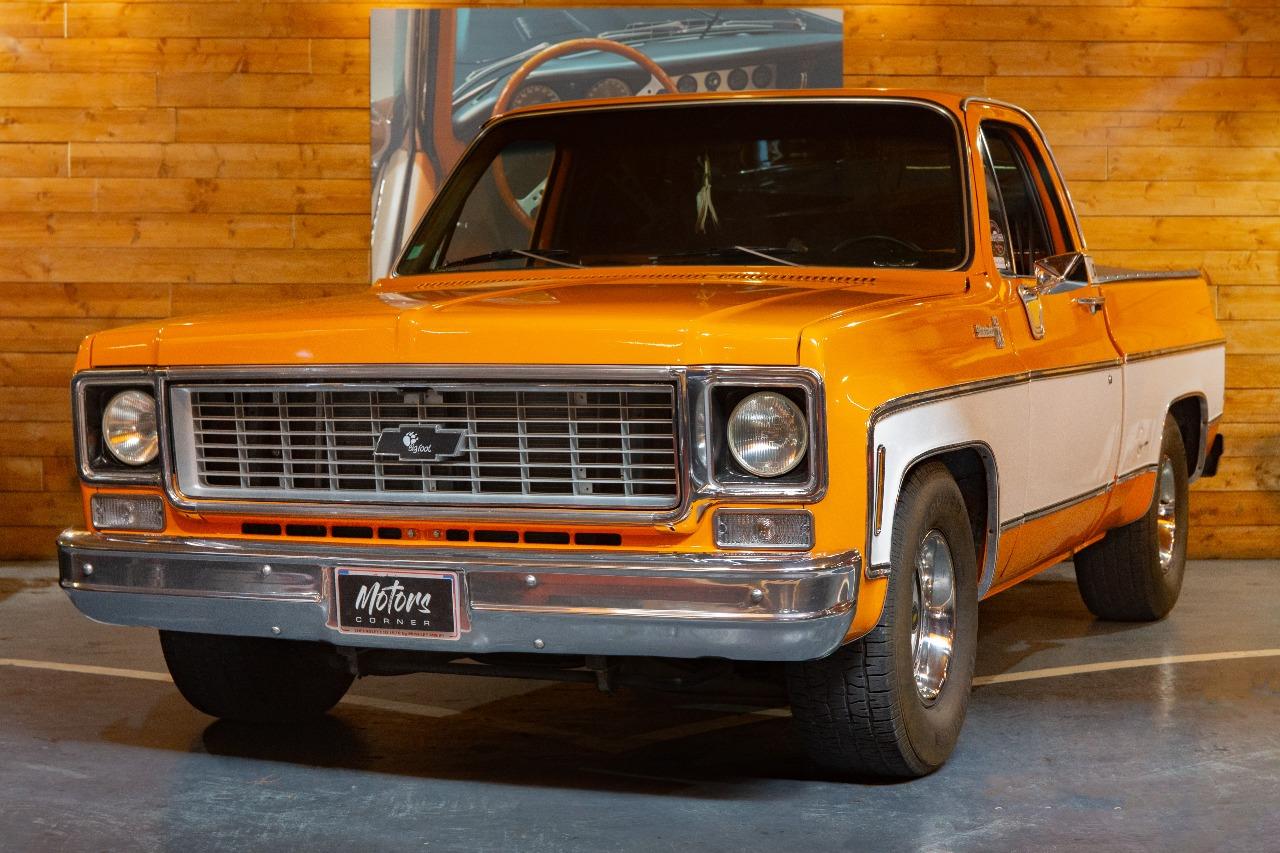 Miniature Chevrolet C-10 Silverado 1985 - Édition Ornement De Noël - 1:64 - Neuf Auto World
