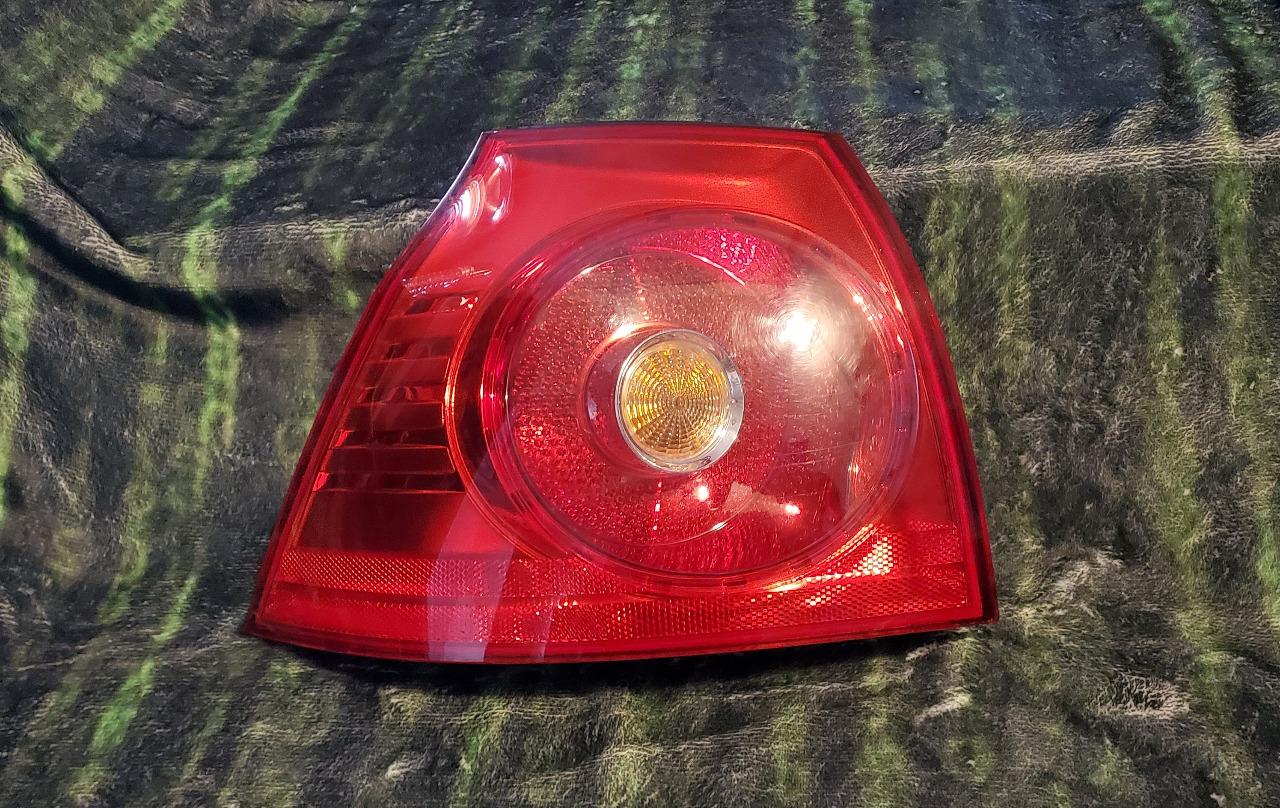 Feu arrière gauche VW GOLF 5, excellent état LesAnciennes.com