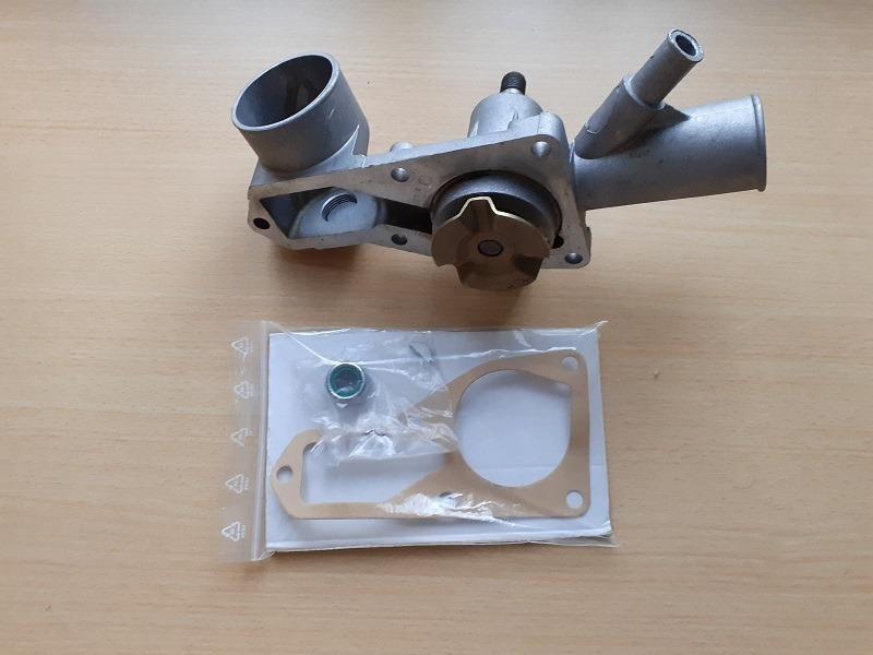 Pompe à eau PEUGEOT 404 LesAnciennes.com