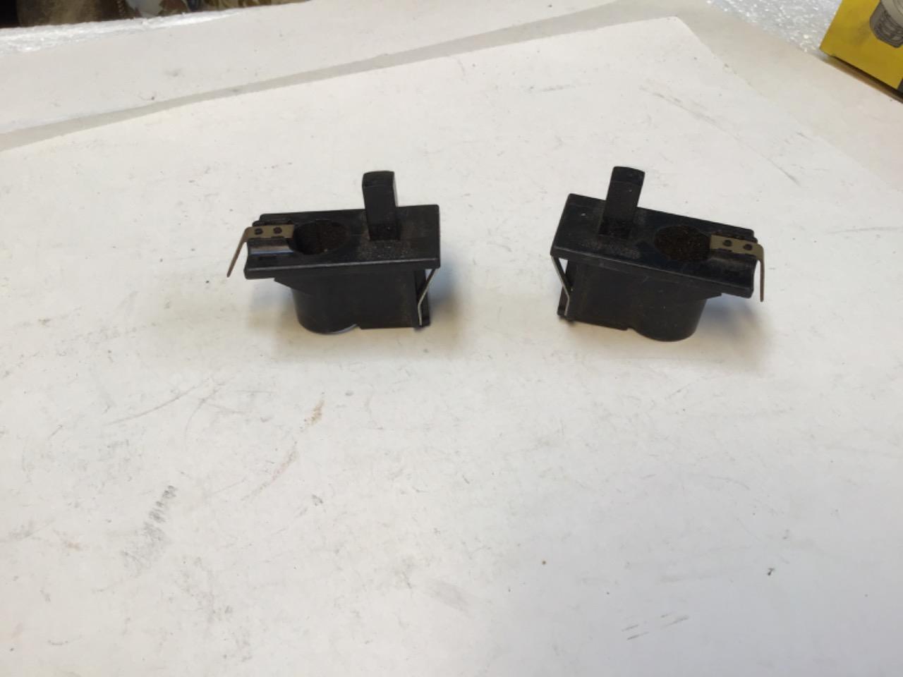 CONTACTEURS NEUFS ÉCLAIRAGE COFFRE PEUGEOT 504 LesAnciennes.com