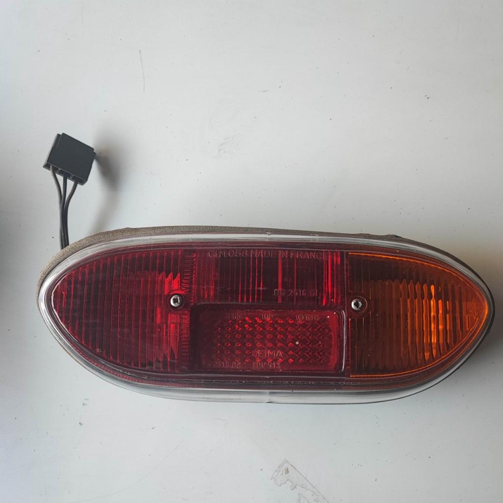 Feux arrière gauche PEUGEOT 204 LesAnciennes.com