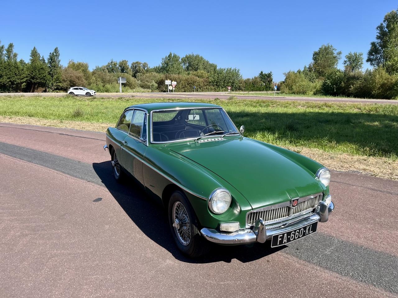 1967 MG MGB GT LesAnciennes.com