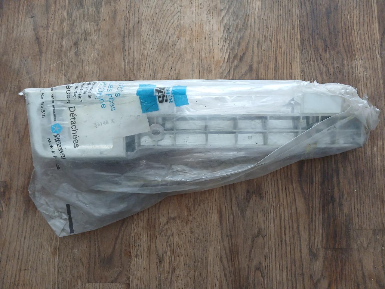 Socle d'accoudoir arrière droit SIMCA 1100 TI LesAnciennes.com