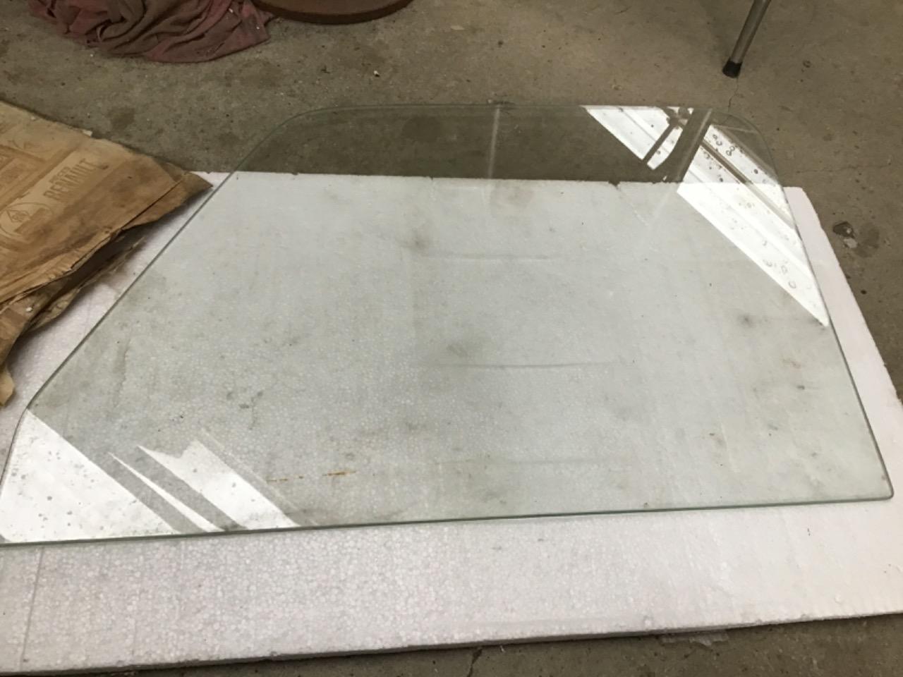 VITRE NEUVE PORTE AVANT RENAULT 8 (R8) R10 LesAnciennes.com