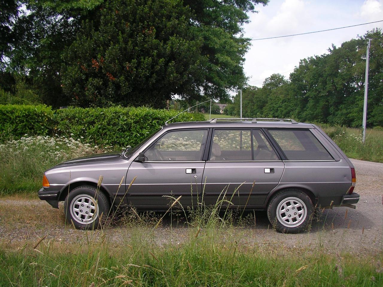 PEUGEOT 305 break GT - 1985 LesAnciennes.com