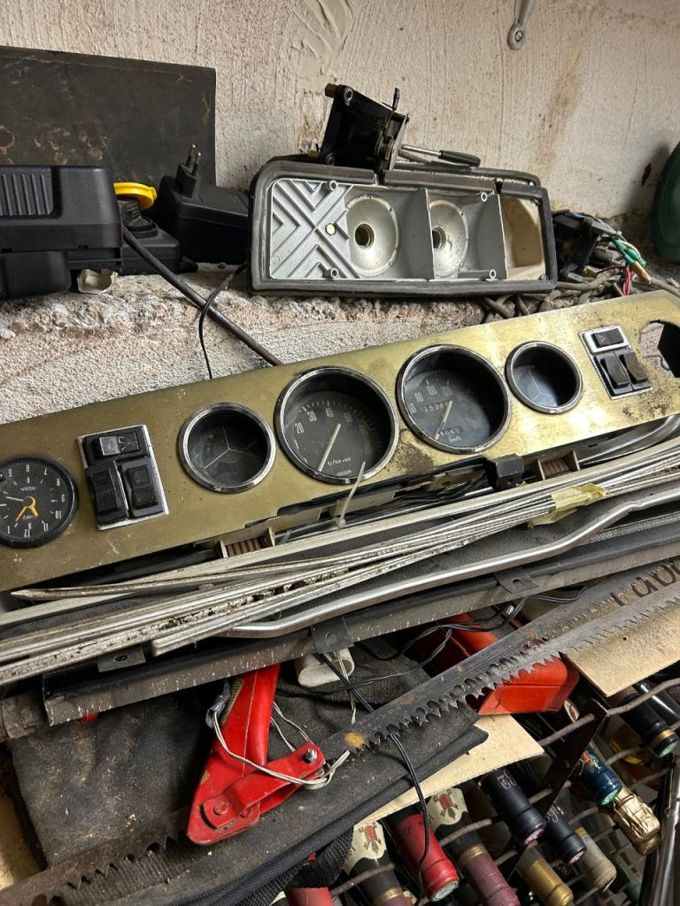 Lot de pièces RENAULT 16 (R16) 1152 LesAnciennes.com