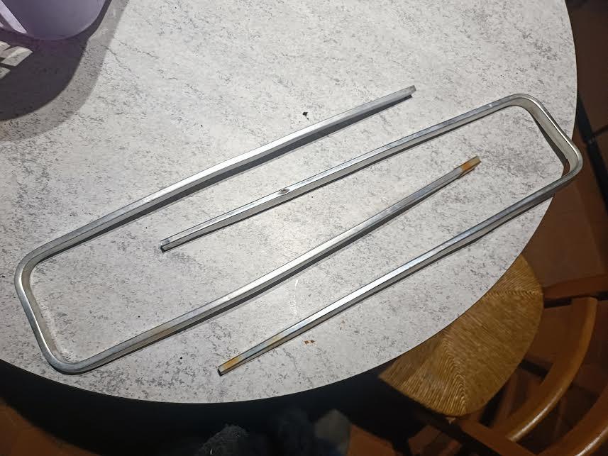 ENTOURAGE CHROME DE CALANDRE SIMCA 1301 LesAnciennes.com