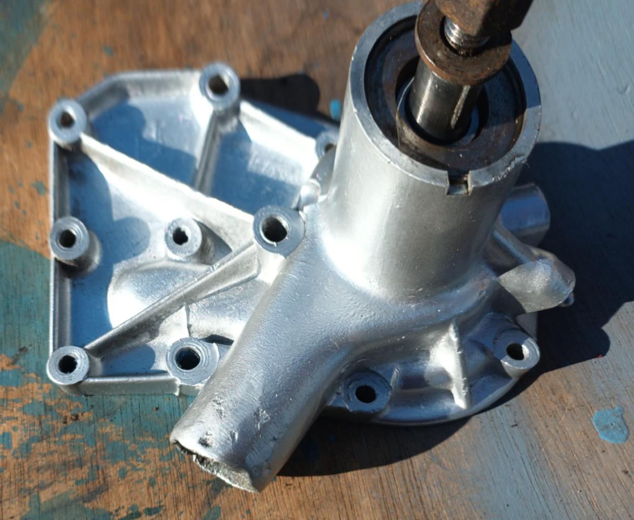 Pompe à eau RENAULT Dauphinoise LesAnciennes.com