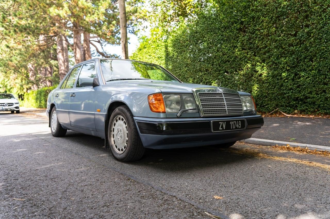 1989 Mercedes-Benz 260 E LesAnciennes.com