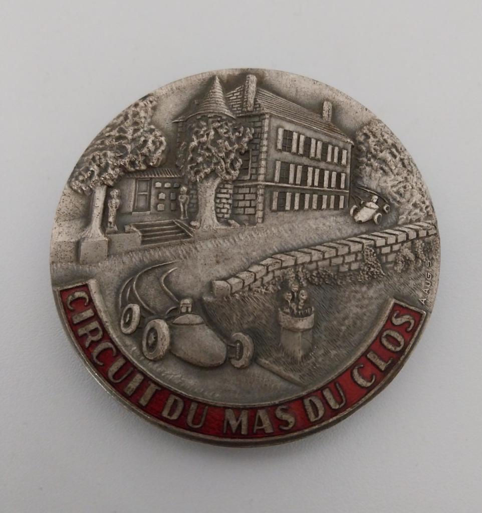 Badge de calandre circuit du mas du clos LesAnciennes.com