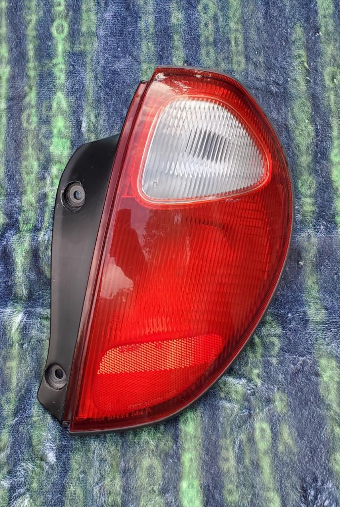 Feu arrière droit DAIHATSU SIRION état exceptionne LesAnciennes.com