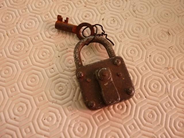 Ancien cadenas militaire LesAnciennes.com