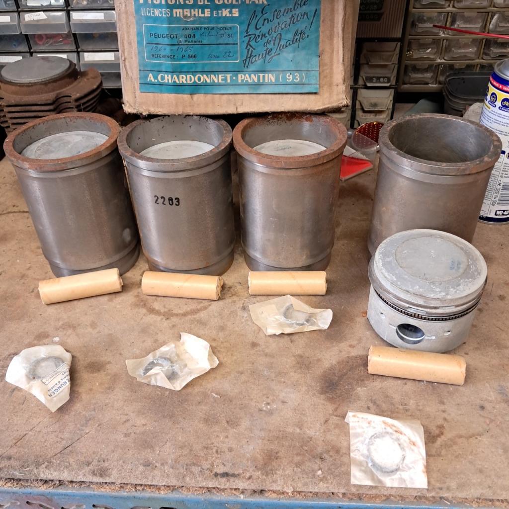 Chemises pistons PEUGEOT 404 ,3 paliers neuf LesAnciennes.com