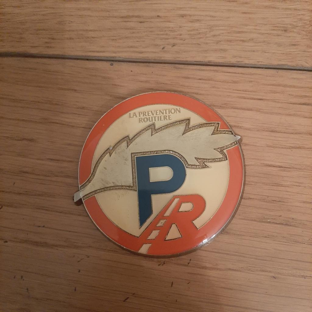 Ecusson de calandre securite routiere LesAnciennes.com