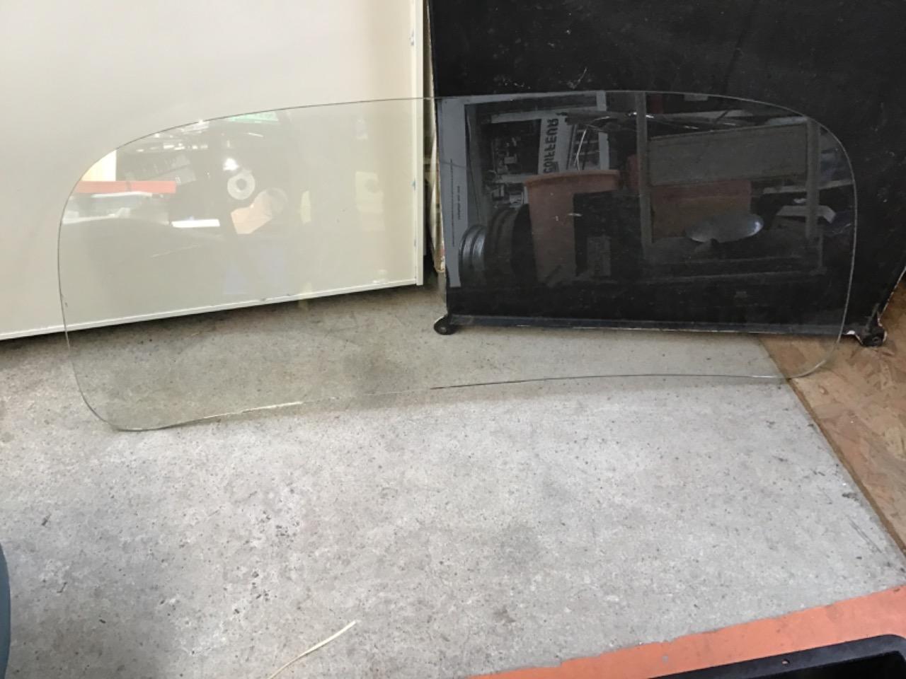 PARE BRISE PEUGEOT 203 LesAnciennes.com