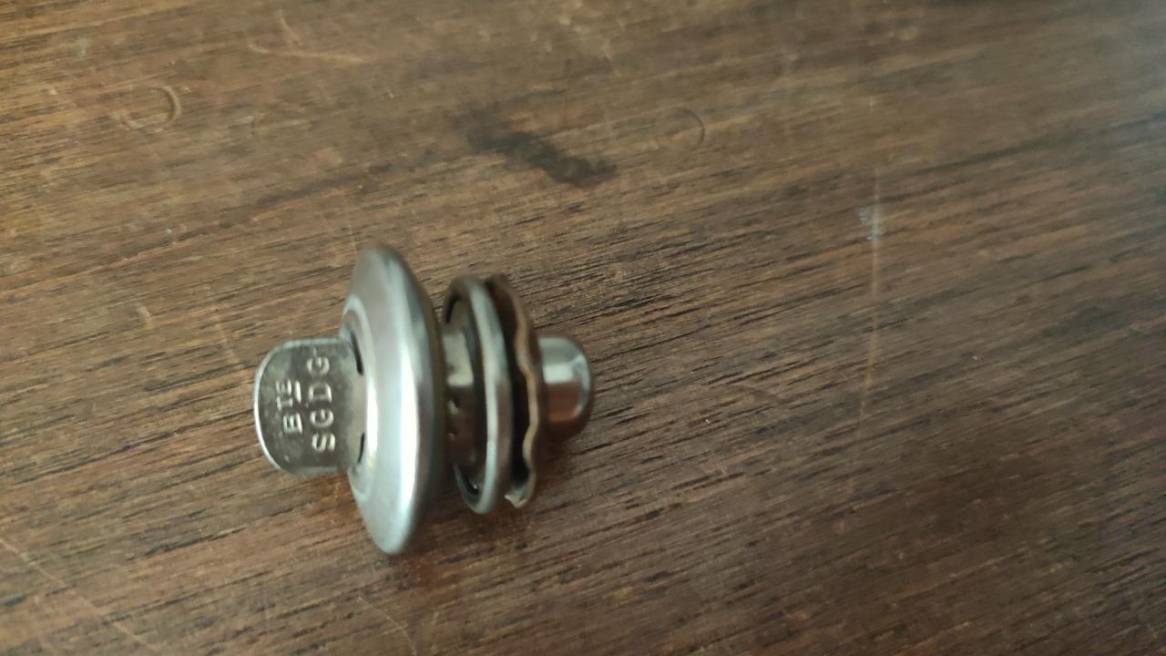 37 tourniquets SGBG en acier inoxydable LesAnciennes.com