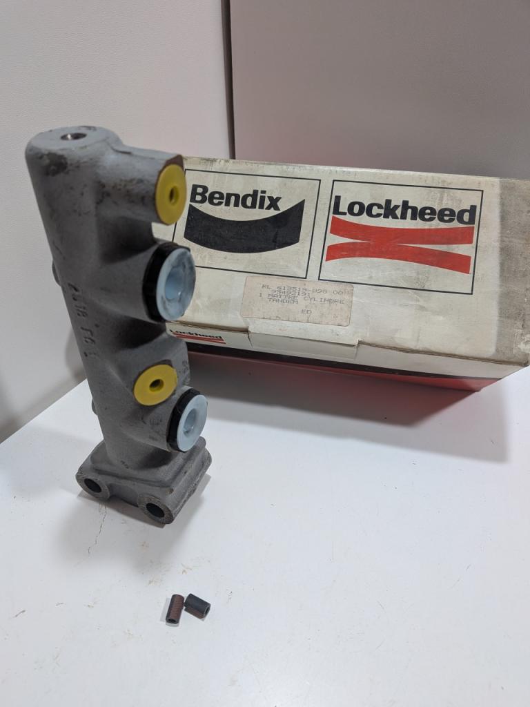 Maitre cylindre Citroen 2CV dyane mehari bendix LesAnciennes.com