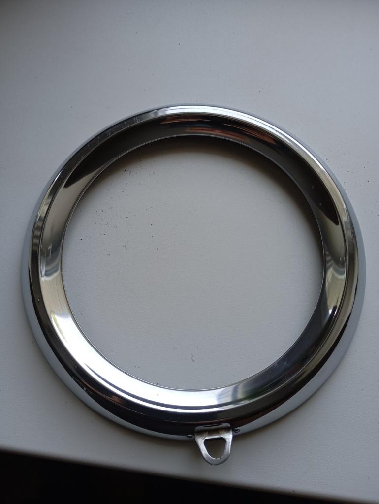 Entourage de phare R8 LesAnciennes.com