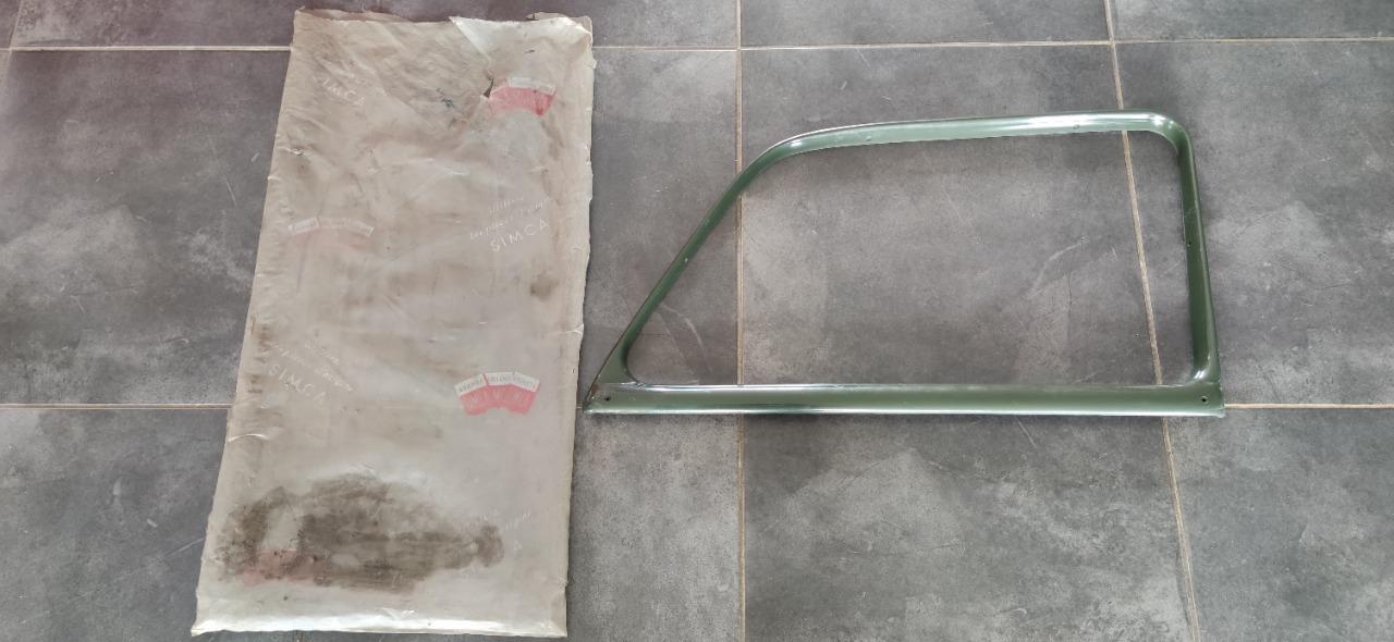 Contour de vitre arrière gauche SIMCA Aronde LesAnciennes.com