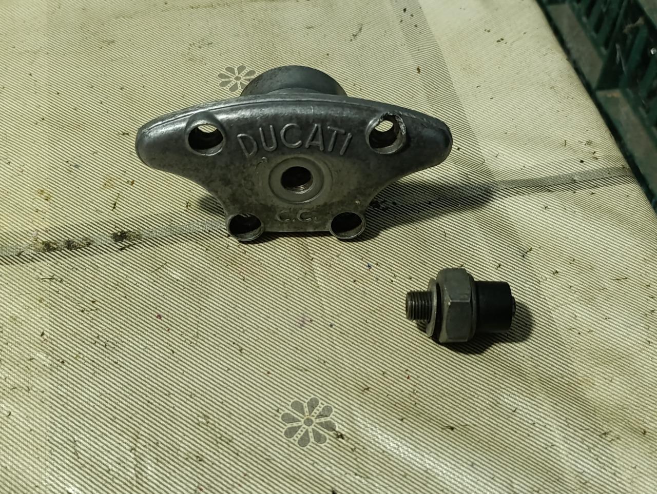 Joint de couvre-culasse DUCATI 250 350 450 LesAnciennes.com