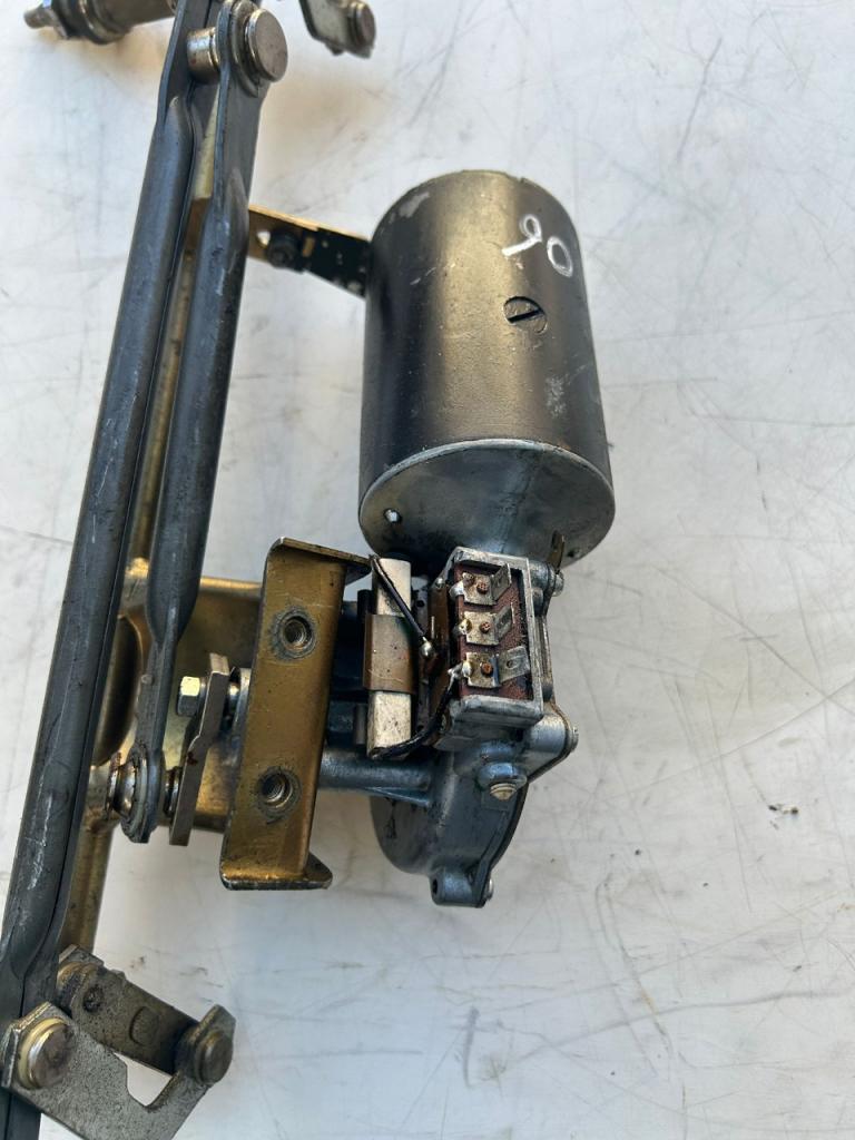 Moteur d'essuie-glace avec support Porsche 911-912 LesAnciennes.com