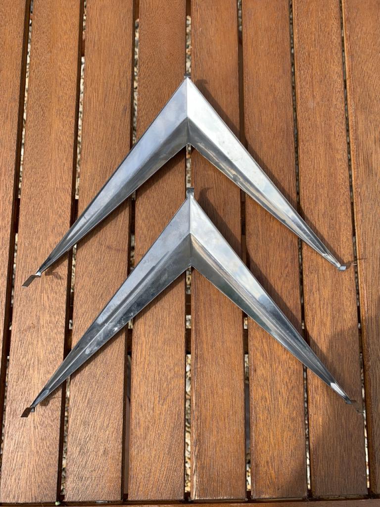 Chevrons calandre CITROEN HY LesAnciennes.com
