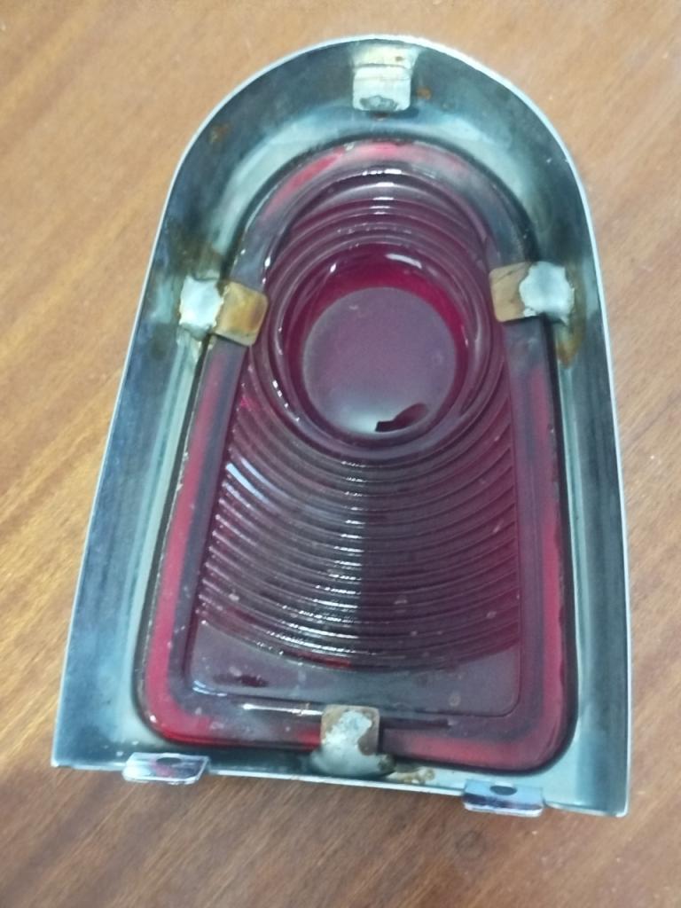 Cabochon supérieur gauche pour PEUGEOT 403 Berline LesAnciennes.com