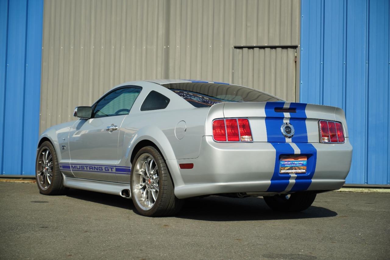 FORD Mustang Coupé GT V8 LesAnciennes.com