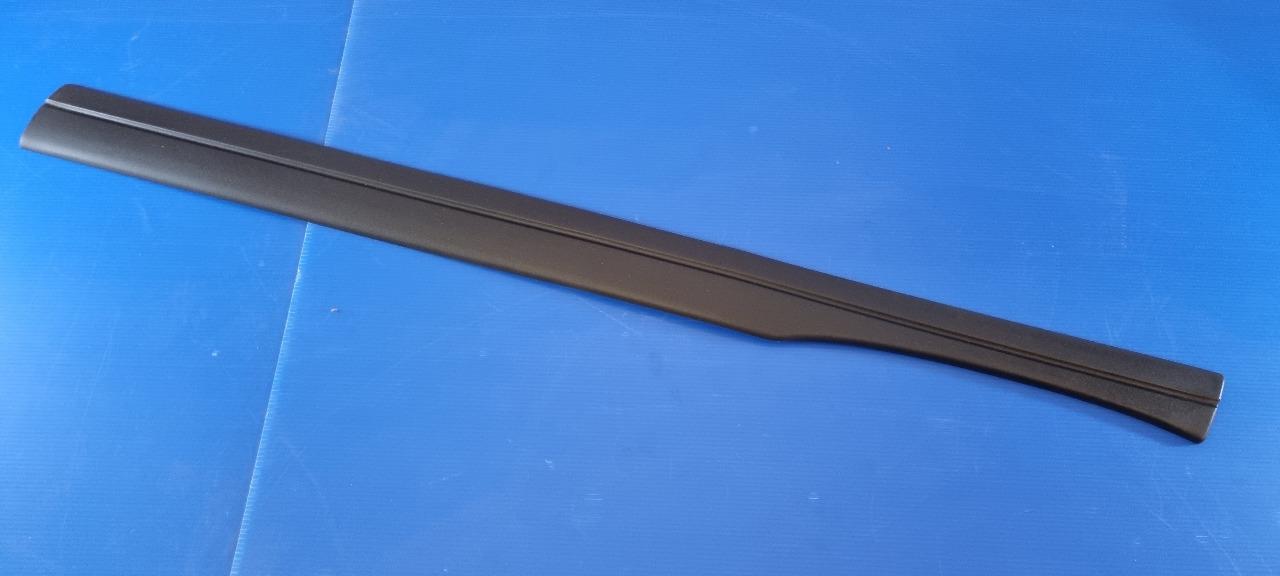 Baguette protection aile arrière g. PEUGEOT 106 LesAnciennes.com